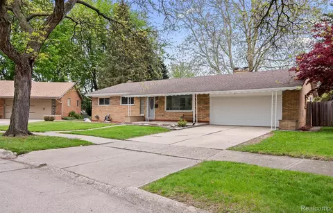 11215 Chippewa Dr, Warren, MI 48093