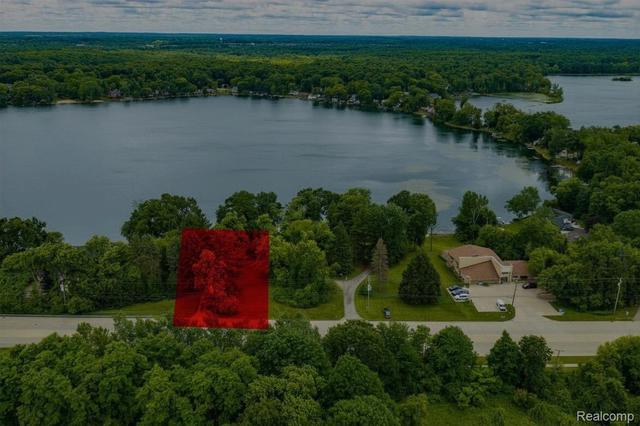 305 1/2 Grand River Avenue, Green Oak, MI 48116