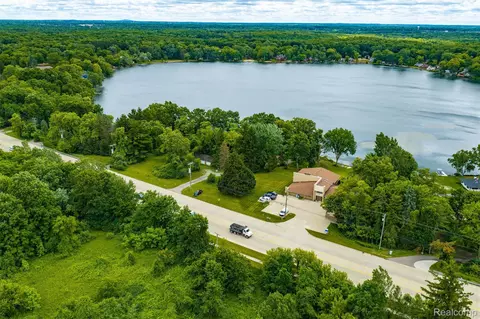 11032 Grand River Rd, Green Oak, MI 48116