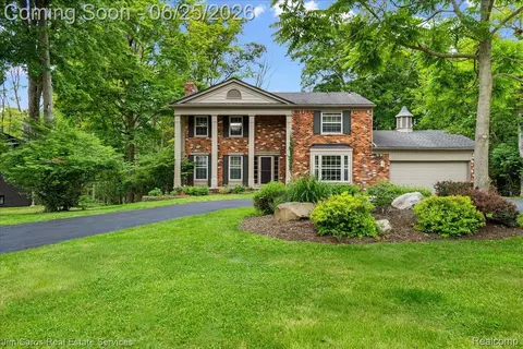 32807 Red Oaks Trl, Beverly Hills, MI 48025