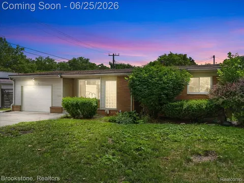 24210 Beverly St, Oak Park, MI 48237
