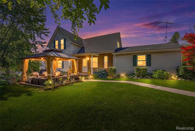 806 S 10th St, St. Clair, MI 48079
