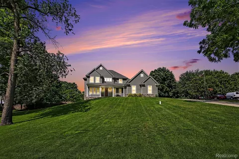 1660 Winthrop Rd, Bloomfield Hills, MI 48302
