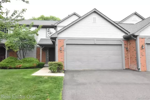 555 Winwood Ct, Walled Lake, MI 48390