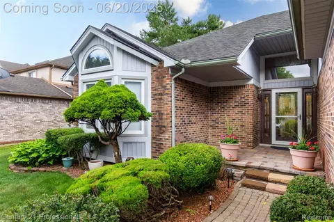 Exterior - 6241 Smithfield Dr, Troy, MI 48085 photo 3 of 4