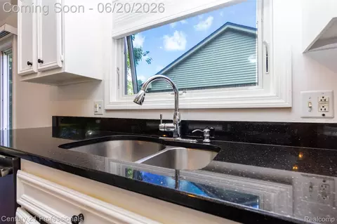 Kitchen - 6241 Smithfield Dr, Troy, MI 48085 photo 3 of 4