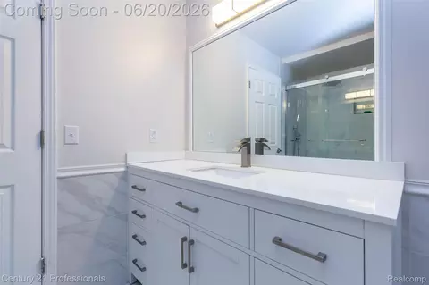 Bath - 6241 Smithfield Dr, Troy, MI 48085 photo 3 of 9