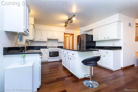Kitchen - 6241 Smithfield Dr, Troy, MI 48085 photo 2 of 4