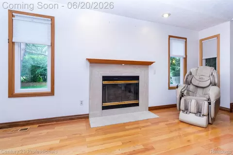 Living - 6241 Smithfield Dr, Troy, MI 48085 photo 4 of 7