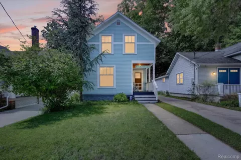 398 Howard Ave, Grand Haven, MI 49417