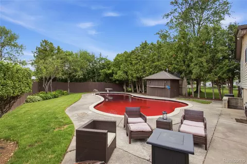 Exterior - 14137 Cranbrook St, Riverview, MI 48193 photo 3 of 15