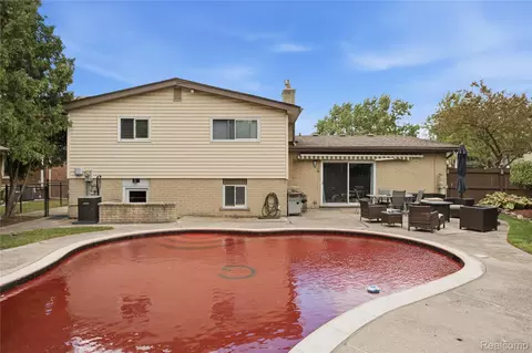 Exterior - 14137 Cranbrook St, Riverview, MI 48193 photo 5 of 15