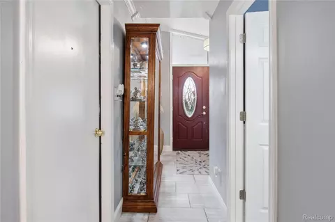 Entry Way - 14137 Cranbrook St, Riverview, MI 48193 photo 4 of 7