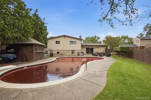Exterior - 14137 Cranbrook St, Riverview, MI 48193 photo 9 of 15