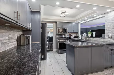 Kitchen - 14137 Cranbrook St, Riverview, MI 48193 photo 2 of 3
