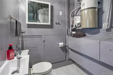 Bath - 14137 Cranbrook St, Riverview, MI 48193 photo 4 of 4