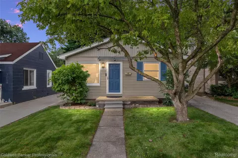 2050 Ridgemont Rd, Grosse Pointe Woods, MI 48236