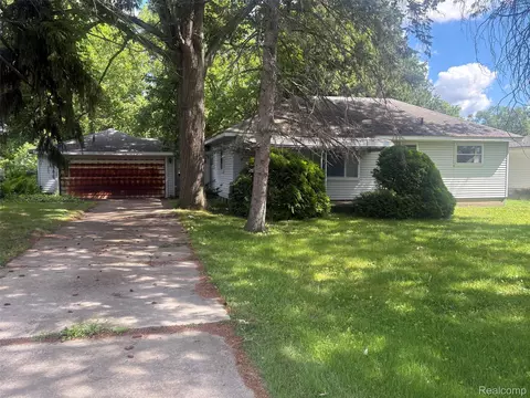 23301 Harrellson St, Macomb, MI 48042