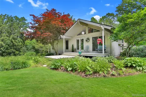 4070 Cross Rd, White Lake, MI 48386