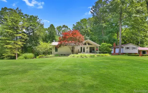 4070 Cross Rd, White Lake, MI 48386