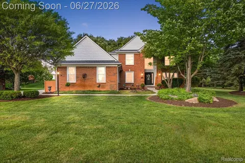 4193 Oak Tree Cir, Oakland, MI 48306