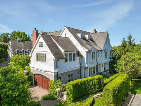 300 Woodland Villa Ct, Birmingham, MI 48009
