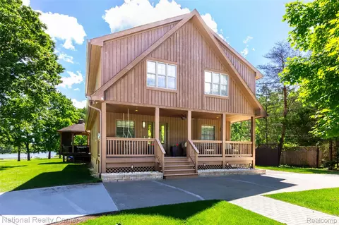 8706 Buckland Dr, Northfield, MI 48178