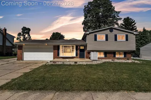 2752 Red Arrow Dr, Commerce, MI 48382