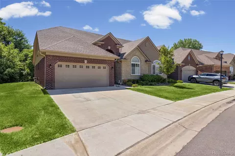 30289 Berghway Trl, Warren, MI 48092