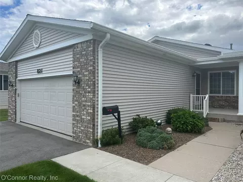 821 Crystal Ln, Marysville, MI 48040
