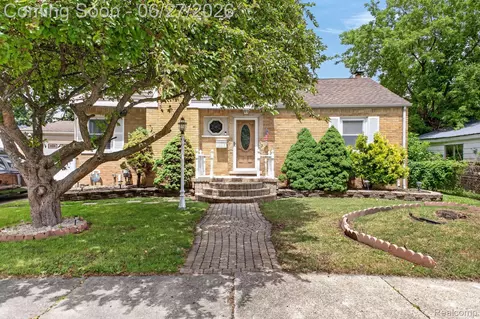 19315 Delaware St, Roseville, MI 48066