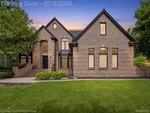 56015 Parkview Dr, Shelby Township, MI 48316