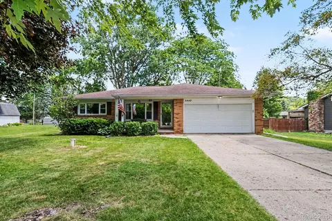 5449 S Genesee Rd, Grand Blanc, MI 48439