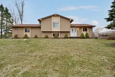 1365 Thistleridge, Holly, MI 48442