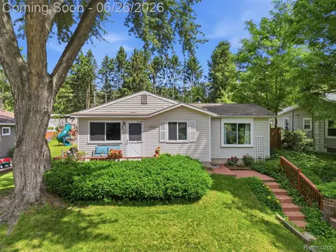 10610 Estola Ave, White Lake, MI 48386