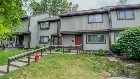 552 Foxboro Sq, Brighton, MI 48116
