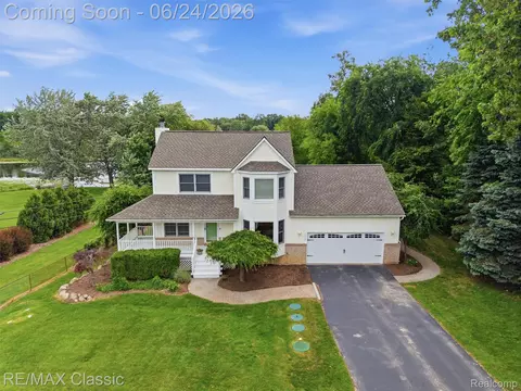 1078 Lake Lane Dr, White Lake, MI 48386