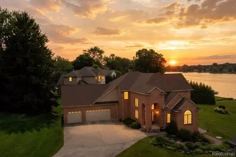 2051 Scott Lake Rd, Waterford, MI 48328