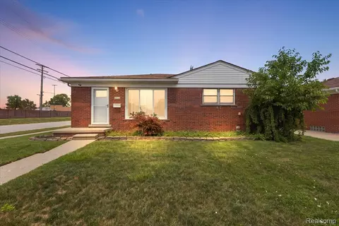 19111 Ike St, Roseville, MI 48066