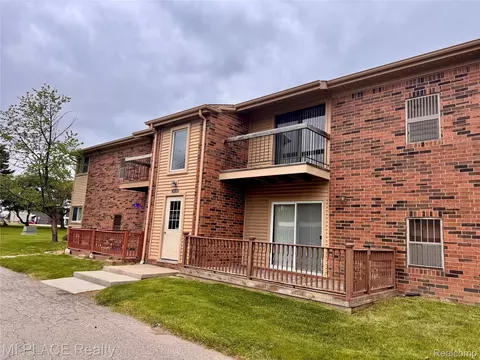 16150 Clarkson Dr #13, Fraser, MI 48026