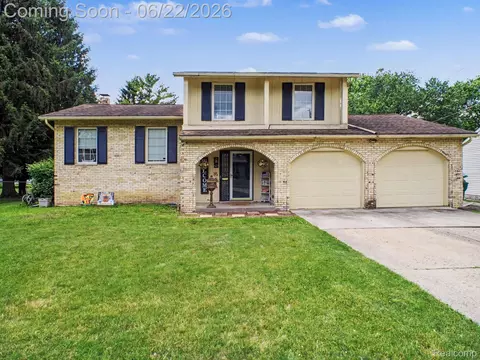 428 Carrie Dr, Flushing, MI 48433