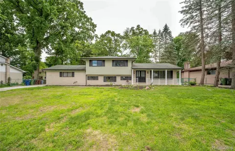 6742 Canterbury Ct, Shelby Township, MI 48316