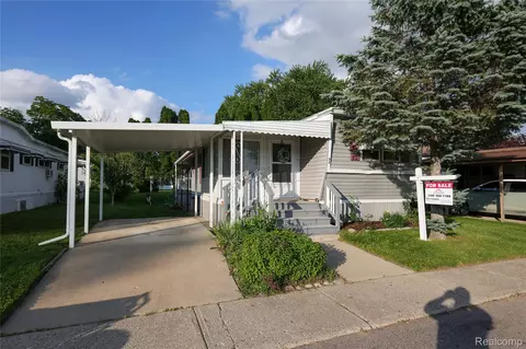 92 Carnberry Beach Blvd, White Lake, MI 48386