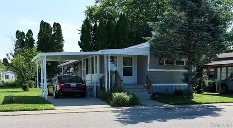 92 Carnberry Beach Blvd, White Lake, MI 48386