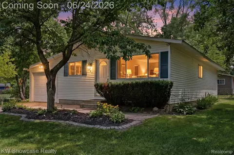 801 Farnsworth Rd, White Lake, MI 48386
