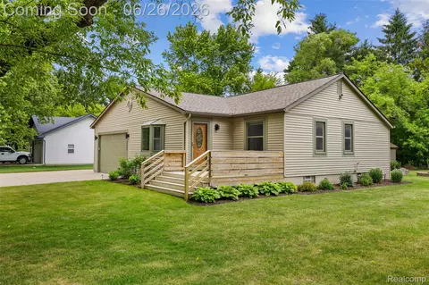 11997 Ruth St, Green Oak, MI 48178
