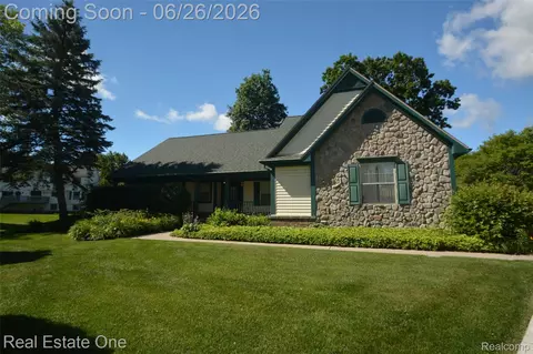 2140 W View Ct, Lake Orion, MI 48360