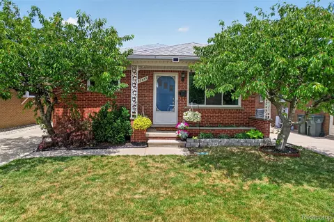 22435 Lange St, Saint Clair Shores, MI 48080