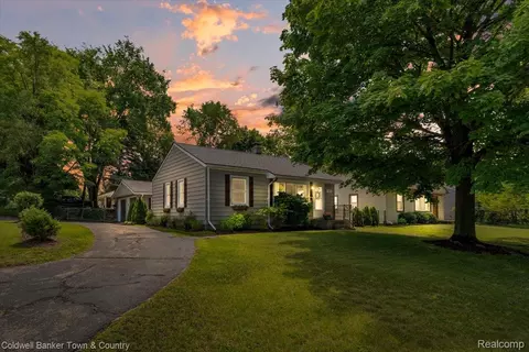 355 Rivard Blvd, Waterford, MI 48327