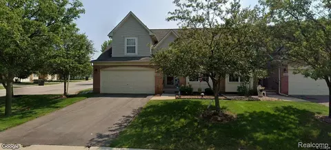 5569 Elmhurst Dr, Trenton, MI 48183